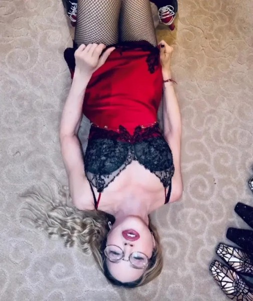 «Бабушка упала и не может встать!»: в Сети высмеяли откровенную фотосессию Мадонны