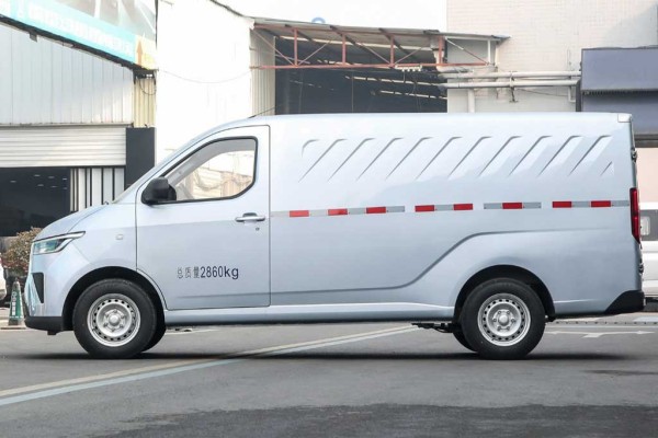 Wuling Yangguang: коммерческий фургон стоимостью всего 1 млн рублей