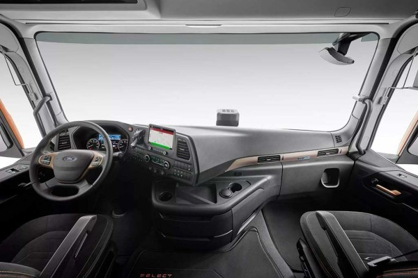 Флагманский тягач Ford F-Max получил лимитированную спецверсию Select