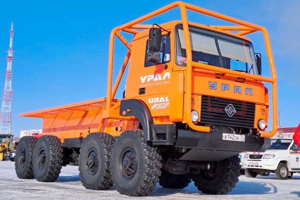 Автозавод Урал впервые построил спортивный грузовик с колесной формулой 8×8